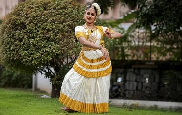 Mohiniyattam